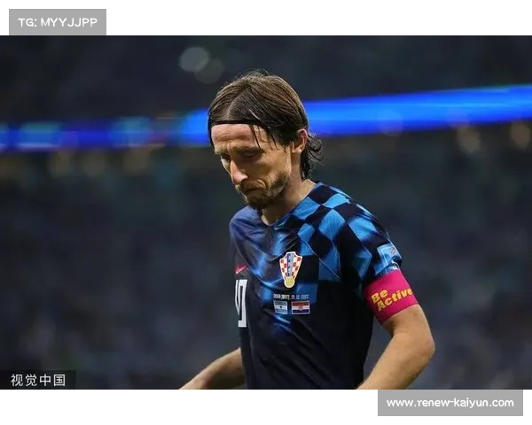 终场哨声响起克罗地亚老将莫德里奇跪地掩面泪洒绿茵